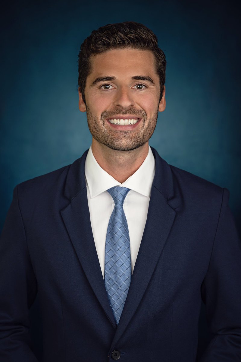 Officially, a University of Michigan Medical Resident training in Physical Medicine &amp; Rehab! Grateful🙏🏼
#medicine #doctor #medicalresident #journey #path #career #michigan #umich #annarbor #headshots #training #smile #umich #umichmed #michmed #dream #umichathletics #umichathlead