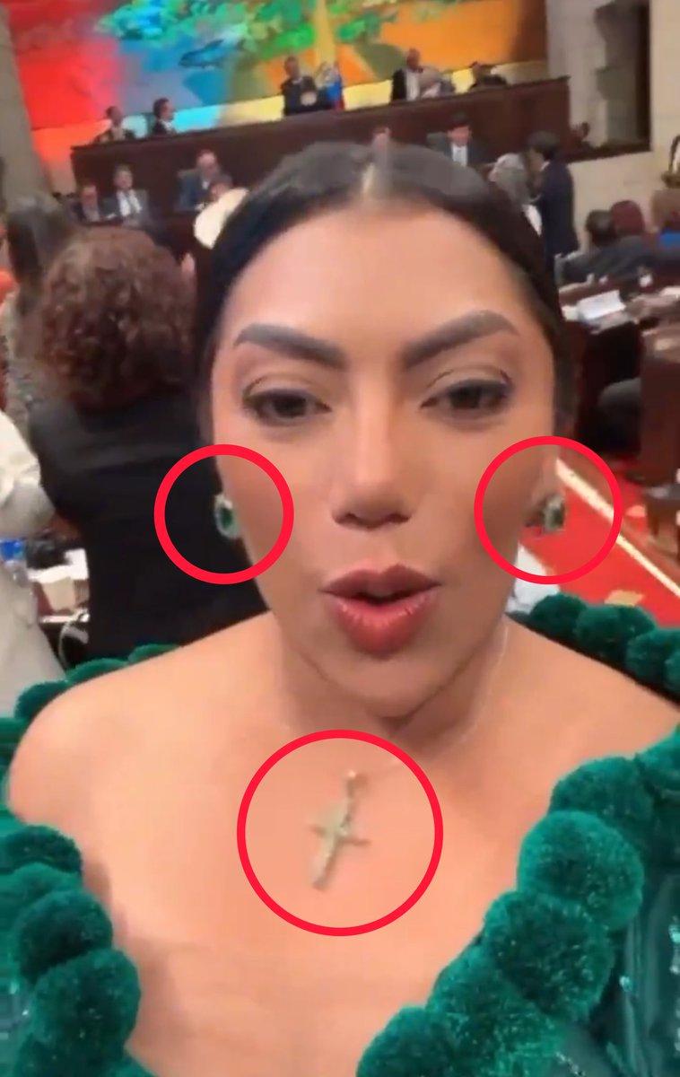 ojocolombia2026's tweet photo. 🇨🇴 No es magia son tus impuestos!!
Martha Peralta no quedó contenta con su reloj rolex Daytona en oro de 24 kilates de $ 140.000.000
Ahora llega con aretes de $ 34.000.000
Colombianos entienden porque los del pacto histórico no quieren soltar el poder!!,
No es para ayúdar a los POBRES de Colombia, es para seguir viviendo la vida de millonarios gracias a los impuestos que pagan todos los colombianos.