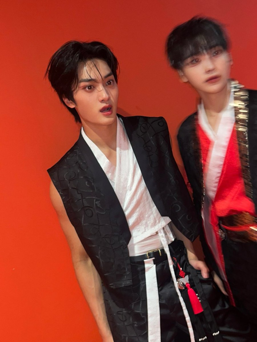 CRAVITY_twt's tweet photo. Too hot for this summer❤️‍🔥
#태영 #TAEYOUNG #형준 #가요대전 https://t.co/GYLGQv1zIF