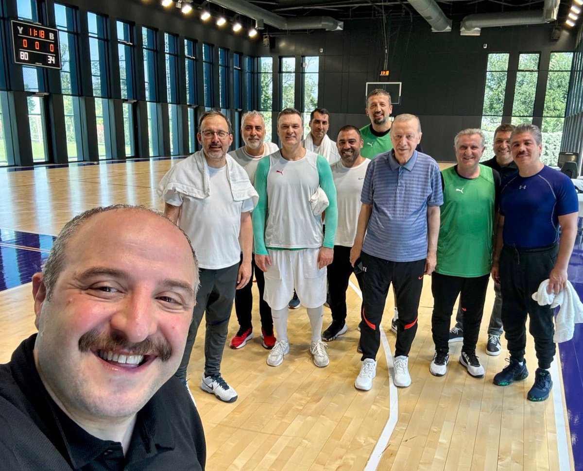 benxtr's tweet photo. Cumhurbaşkanı Erdoğan, basketbol oynadı. https://t.co/zbOl4a3A0J
