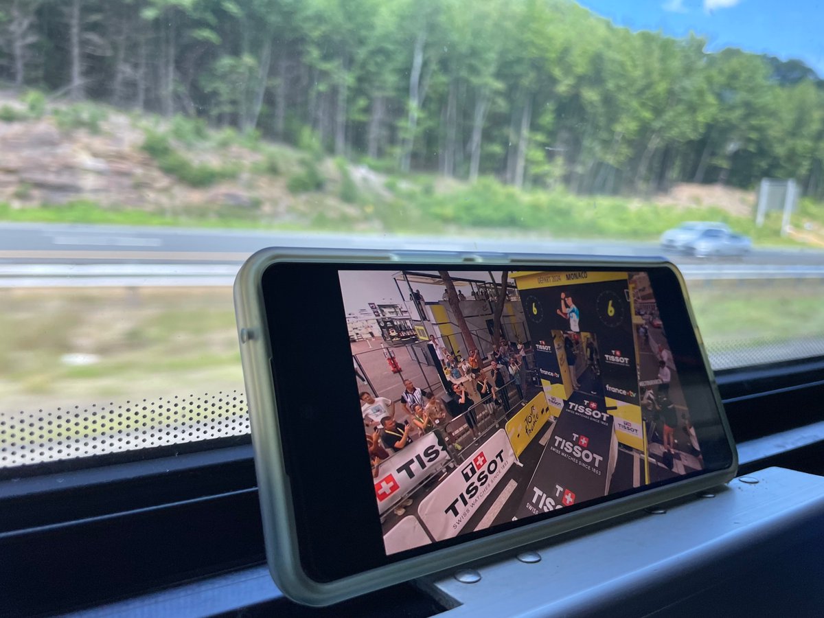 HaroldECarrasco's tweet photo. En el bus de camino a trabajar porque me agarro la caída de Microsoft, pero tour no me lo pierdo #ELTOURXRCN https://t.co/XbxW8YL63D