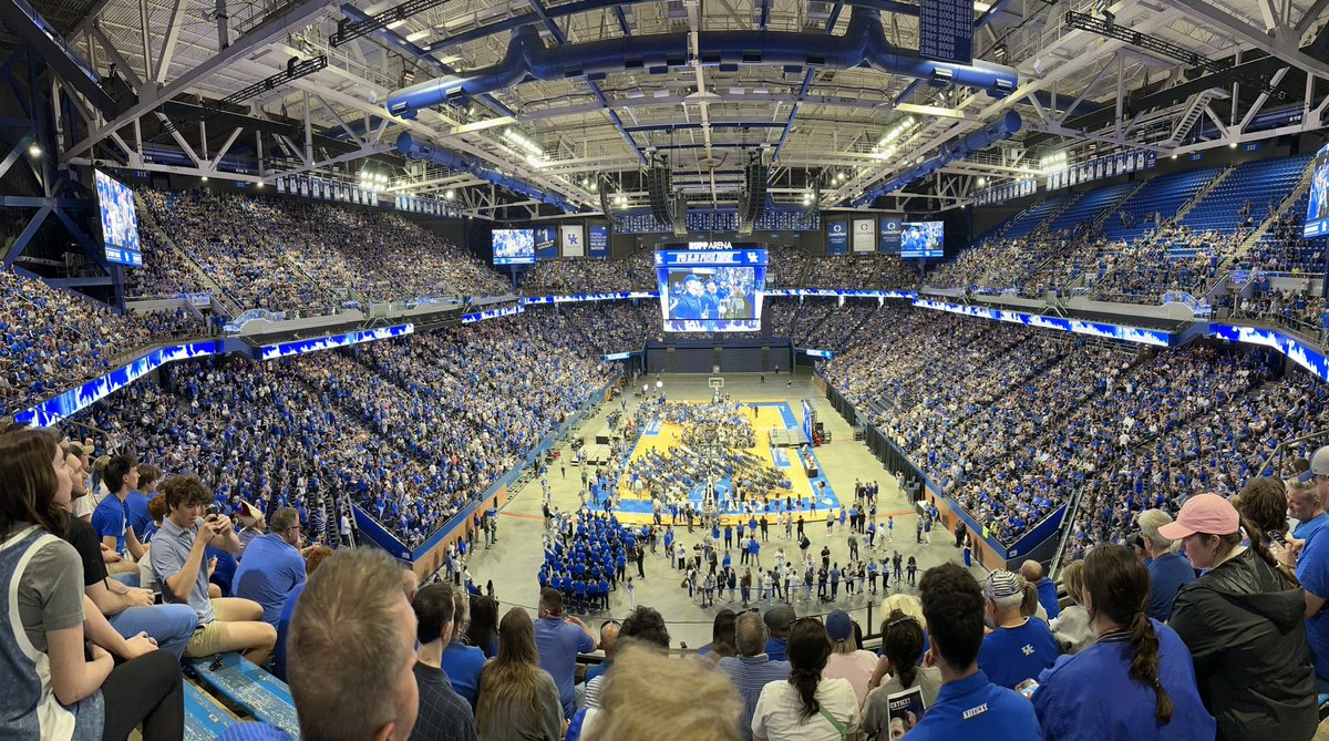 BleedBNetwork's tweet photo. If we can do this for a press conference. I know we can do at least half that for some former UK legends today! Come out at 2PM and support @LaFamiliaTBT at Rupp! Let’s #PackRupp #BBN
I’m sure this message is @CoachMarkPope approved 😎 https://t.co/INEAp9nINF