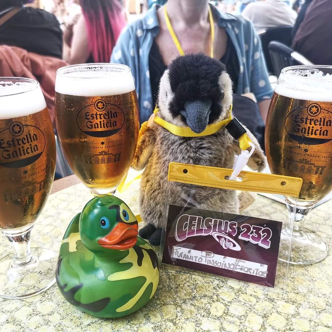 ElPatitoViajero's tweet photo. Estoy muy contento de haber podido desvirtualizar a mi querido Fulanito Pingüino Escritor en este @festivalcelsius. La tercera va por ti, Radar.
@FulanitoEscribe
#celsius232 #celsius2024 #fulanitopingüinoescritor #loextrañoylomaravilloso
#radarlacabra
#aviles #travelduck https://t.co/F32hLLnveC