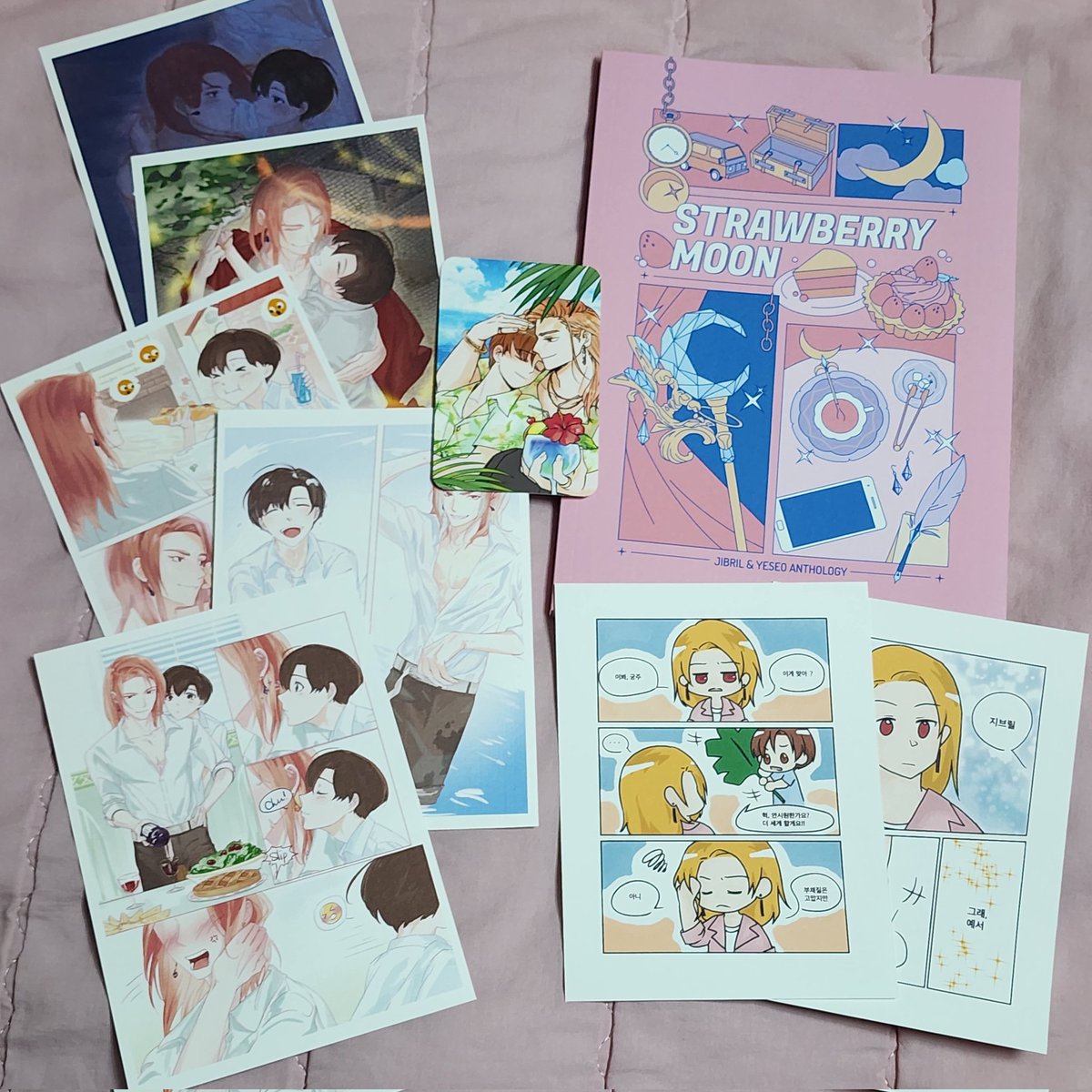 제정신일 때 읽고싶어서 미루고 미루다가 가장 제정신 아닌 월요일 출근전 후기 쓰는 궁연 어떤데...요
일단 제가 사랑하는 컾 앤솔에 참여하게 돼서 너무 영광이었고, 그 회지가 무려 100페이지가 넘는데다가 딸기우윳빛 미모를 자랑하고 특전까지 풍족하다니... 상반기에 착하게 살아서일까요?