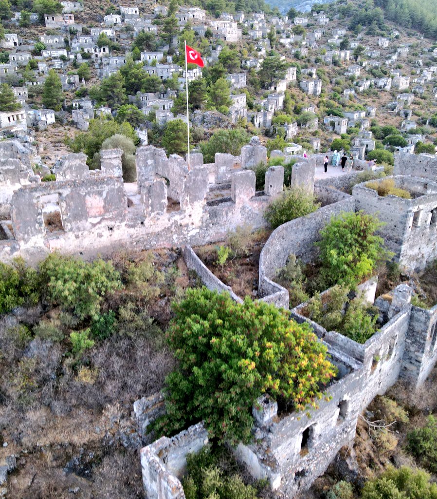 Mübadele sonrasında metruk hale gelen yerleşim; Kayaköy.