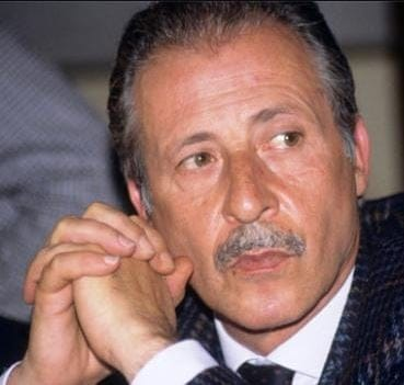 Il giorno prima di morire Paolo Borsellino rivelò alla moglie Agnese, la sua preoccupazione: "Ricordo perfettamente che il sabato 18 luglio 1992 andai a fare una passeggiata con mio marito sul lungomare di Carini, senza essere seguiti dalla scorta. Paolo mi disse che non sarebbe