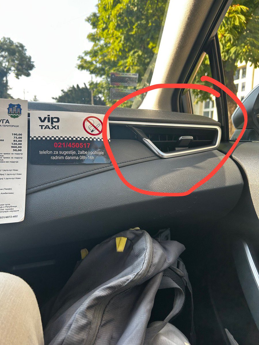 Jiche_fm's tweet image. Сегодня меня в Нови-Саде ударил по руке таксист, за то что я убрала поток воздуха, который на меня дул. Я в ахуе, потому что что я просто поправила колесико на вентиляторе (пример на фото) .

После того как я сказала ему чтобы он меня не трогал, он просто выгнал нас из машины —&amp;gt;