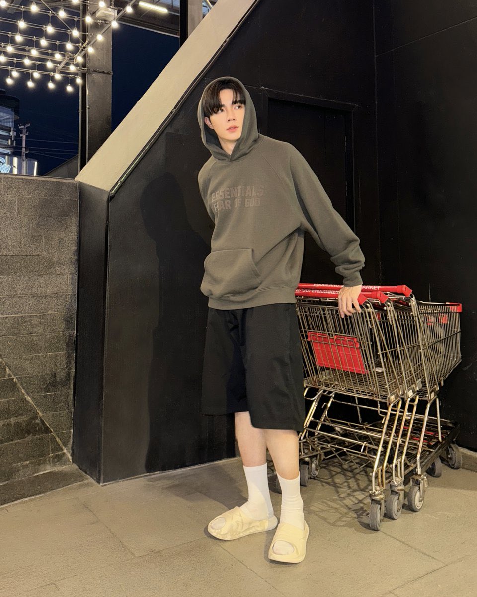 ZBlossom2231's tweet photo. I might have a weakness for Zee wearing shorts with baggy hoodies but I also have a weakness for him grocery shopping!
#ZeePruk #BataxZeeNunew #SurprisinglyBata #BataThailand @zee_pruk @BataThailand https://t.co/96ZxfxbDCq