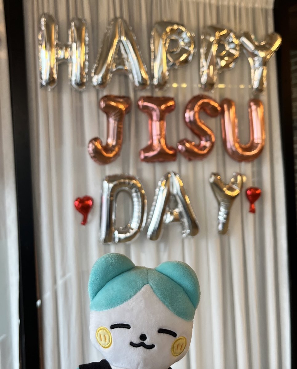 O72I_VI7's tweet photo. 지수의 생일을 축하할 수 있어서 너무 좋앗어요 진짜 넘넘 기엽다 👊👊✨ 
사진들도 너무 예뻐서 즐거웠어요 
#행복지수721 https://t.co/2vwNB1VIoX