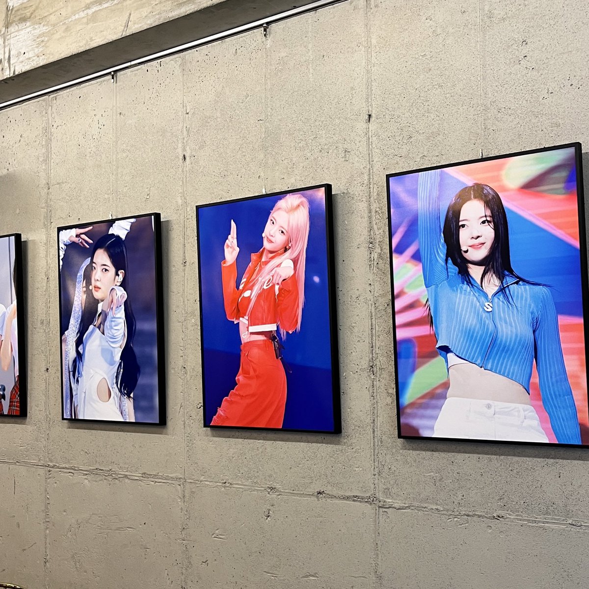 O72I_VI7's tweet photo. 지수의 생일을 축하할 수 있어서 너무 좋앗어요 진짜 넘넘 기엽다 👊👊✨ 
사진들도 너무 예뻐서 즐거웠어요 
#행복지수721 https://t.co/2vwNB1VIoX