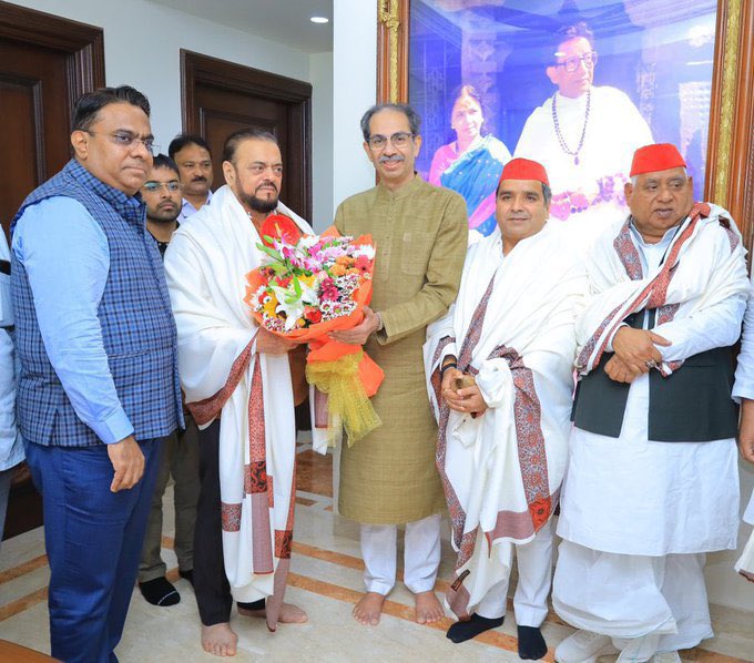 AshokShrivasta6's tweet photo. बाला साहब ठाकरे की तस्वीर के सामने उद्धव ठाकरे सपा के जिस नेता का स्वागत कर रहे हैं वो अबु आजमी है, जिसने वंदे मातरम गाने से मना कर दिया था। वैसे ये इस्लामी आतंकिय��ं के मुकद्दने लड़ने के लिए भी जाना जाता है। https://t.co/8v3zPwrhG7
