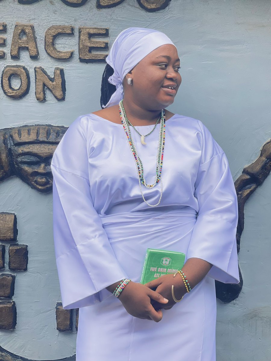 agbeke_orator's tweet image. A i mọ sin wọn ní,Ifa kii gbe akapo rẹ ti.

It&apos;s only if they don&apos;t know how to take care of their Ifa, blessings from Ifa are never a problem for the devotees.
#ifa #isese #priestess