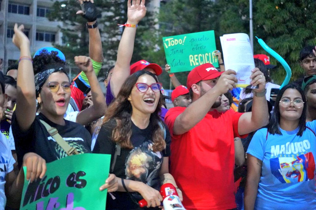 JuventudPSUV's tweet photo. La Esperanza está en la calle y la juventud venezolana también. Todos y todas aportando a construir la Gran Victoria del presidente @NicolasMaduro este 28 de Julio. 

#VenezuelaEsCalidad 
#21Jul https://t.co/7hwlDFiXAc