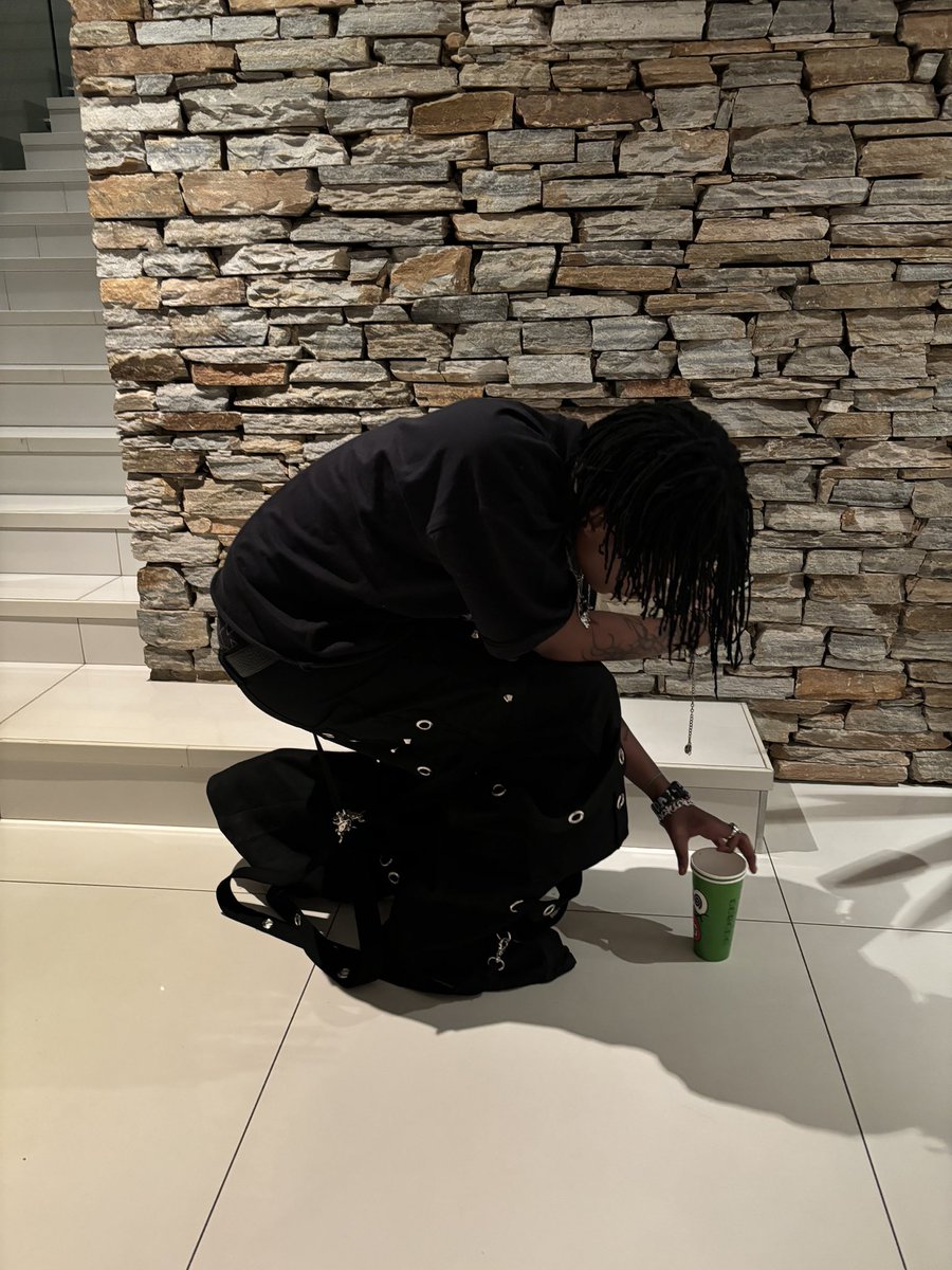 lilnosebleedd's tweet image. 888-WYA-BLEED