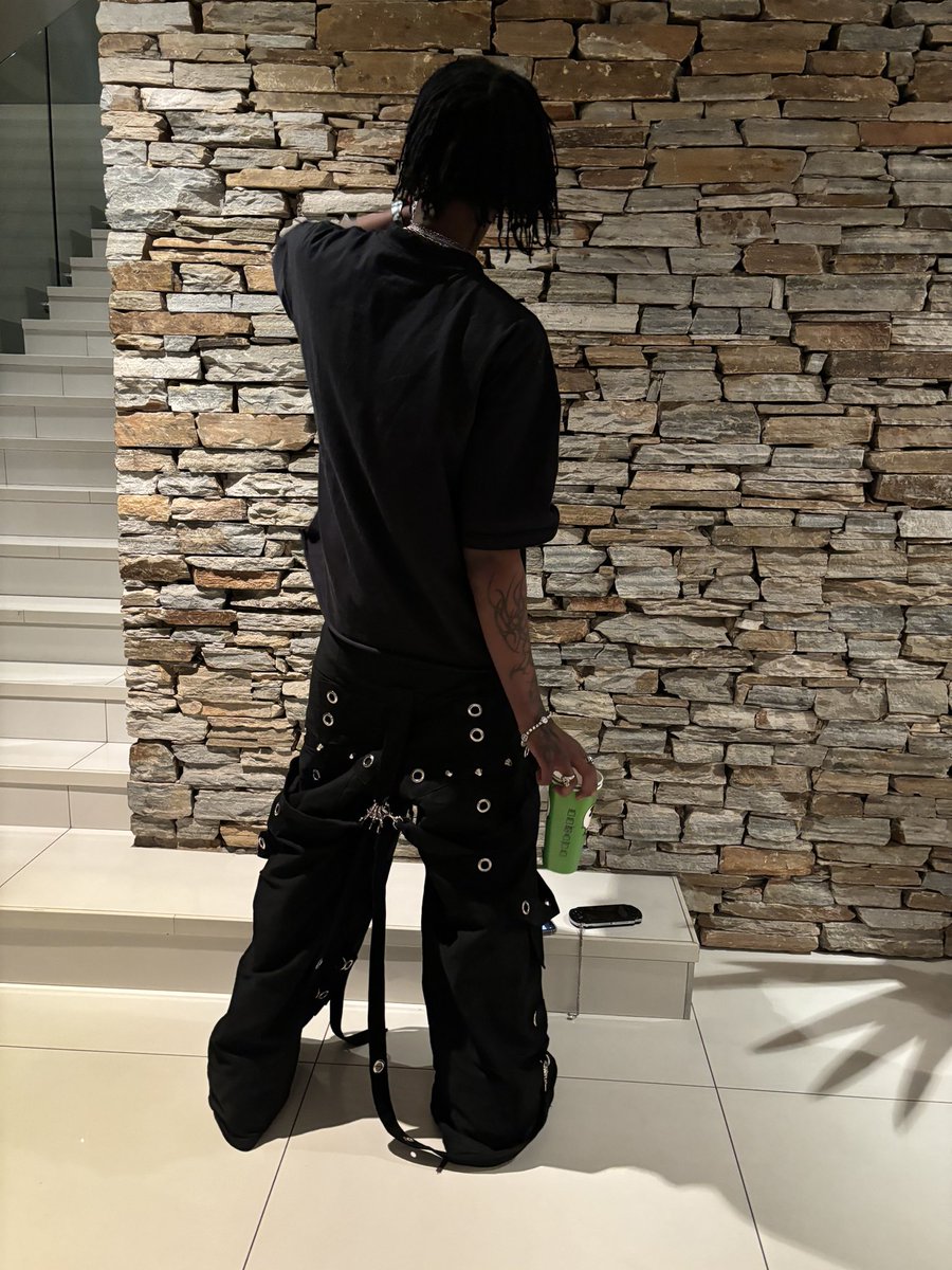 lilnosebleedd's tweet image. 888-WYA-BLEED