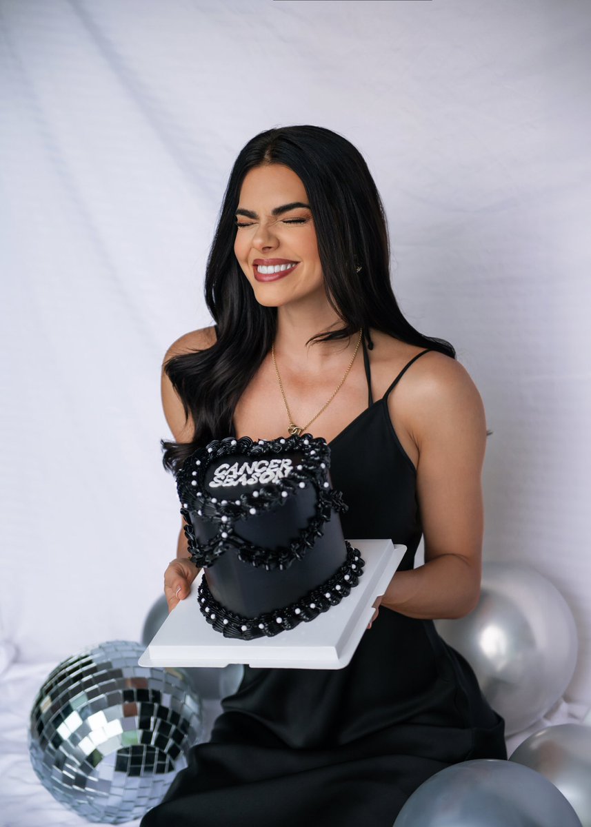 ¡Adivinen quién está de cumpleaños hoy!🖤