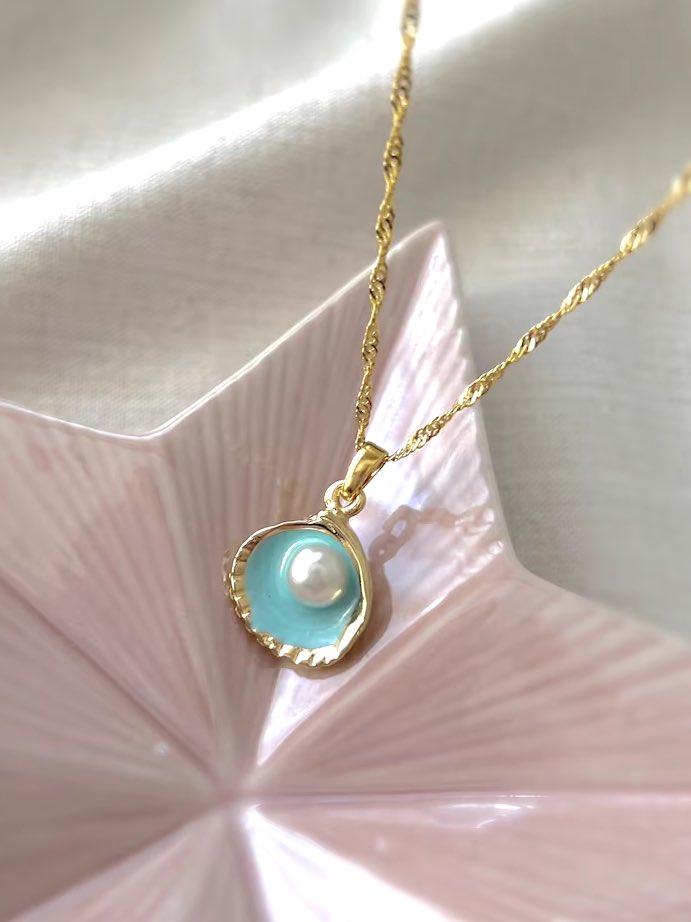 300moods's tweet photo. mermaid shell necklace https://t.co/00b965C6Vl