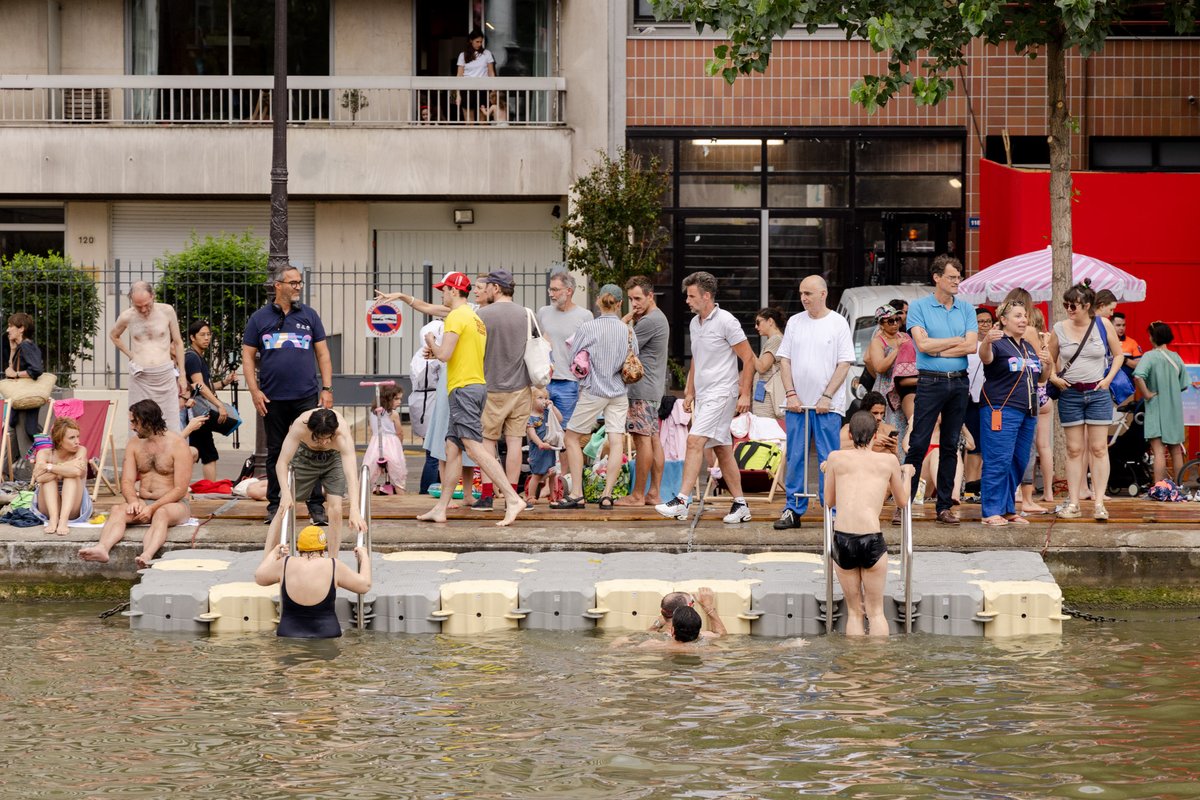 Paris's tweet photo. Du monde cet après-midi pour se baigner dans le canal Saint-Martin ! Une expérience de baignade unique au niveau de la passerelle Bichat, encadrée par de maîtres-nageurs.

➡️Ouvert tous les dimanches de cet été jusqu'au premier septembre, de 13h à 17h. https://t.co/Ngi01Mu8Hf