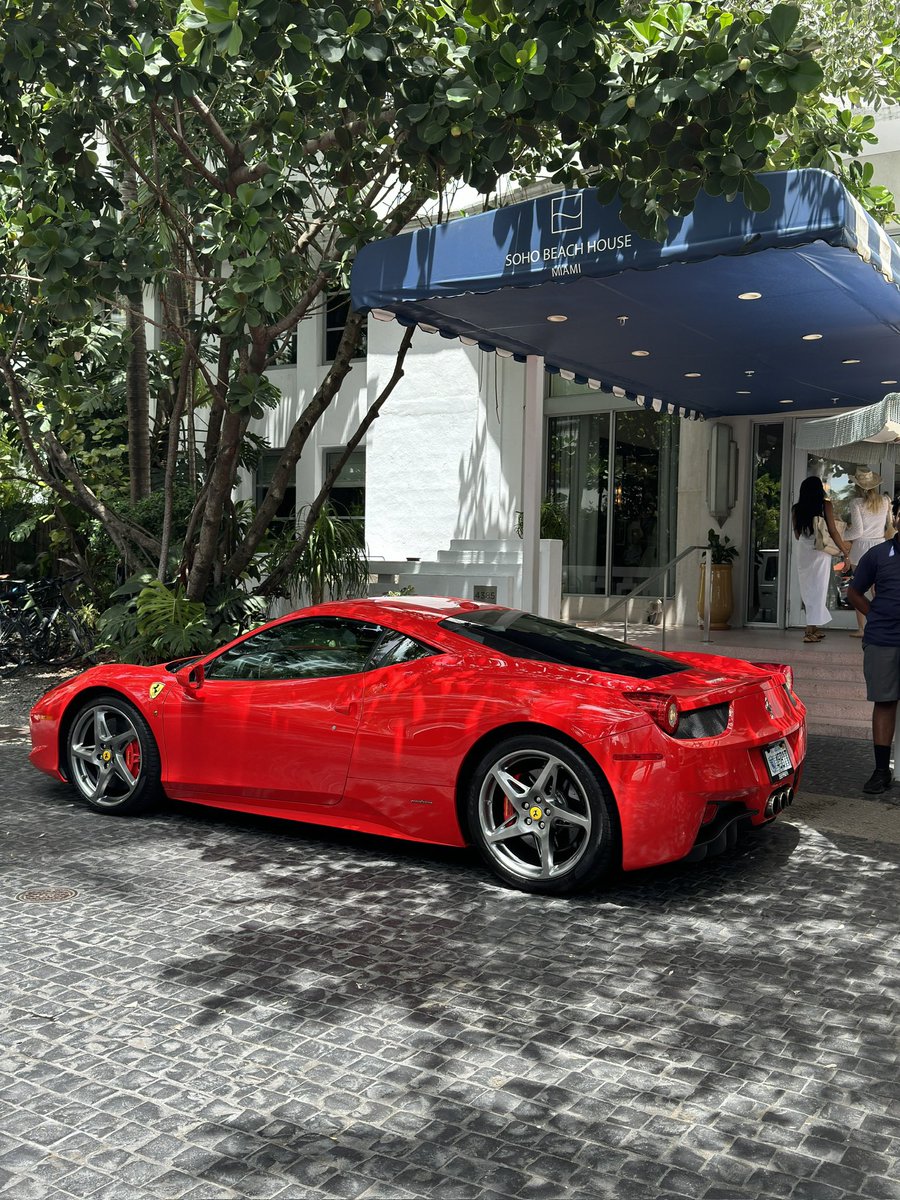 RegularTob's tweet image. 📍Beach House