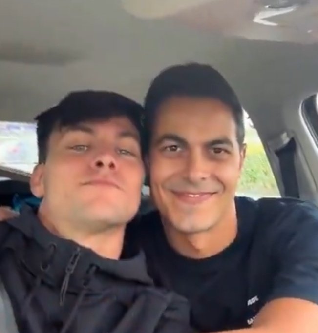 Van Jetten mag de gewone Nederlander niet vliegen want dat is slecht voor het klimaat. Zelf vliegt hij de wereld over naar zijn Argentijnse toy-boy.

Doe een ♥️ &amp; RT als je WALGT van de eeuwig hypocriete Jetten!