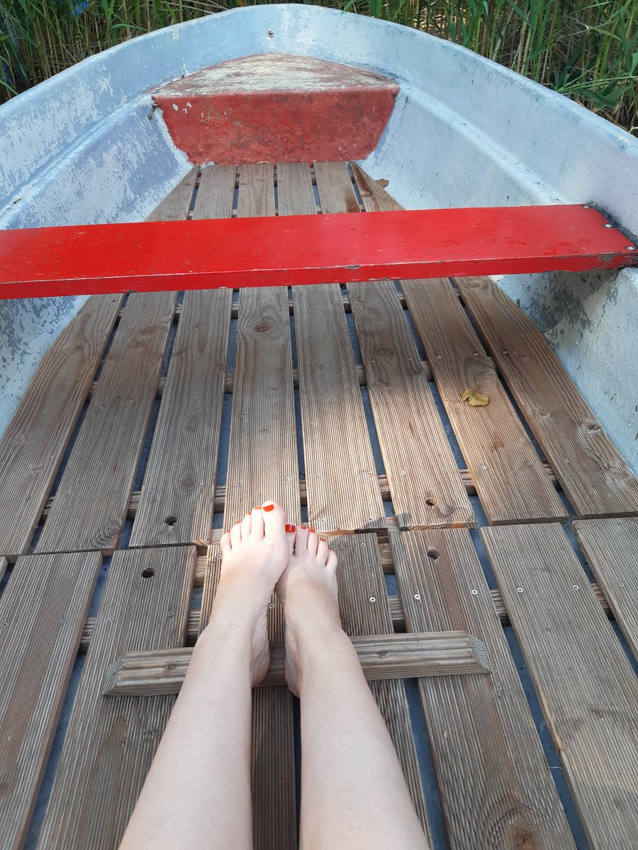 AnneKFischer's tweet photo. Beautyregel Nr. 3421: Die Fußnägel müssen immer zum Boot passen. https://t.co/gyULHYq5P2