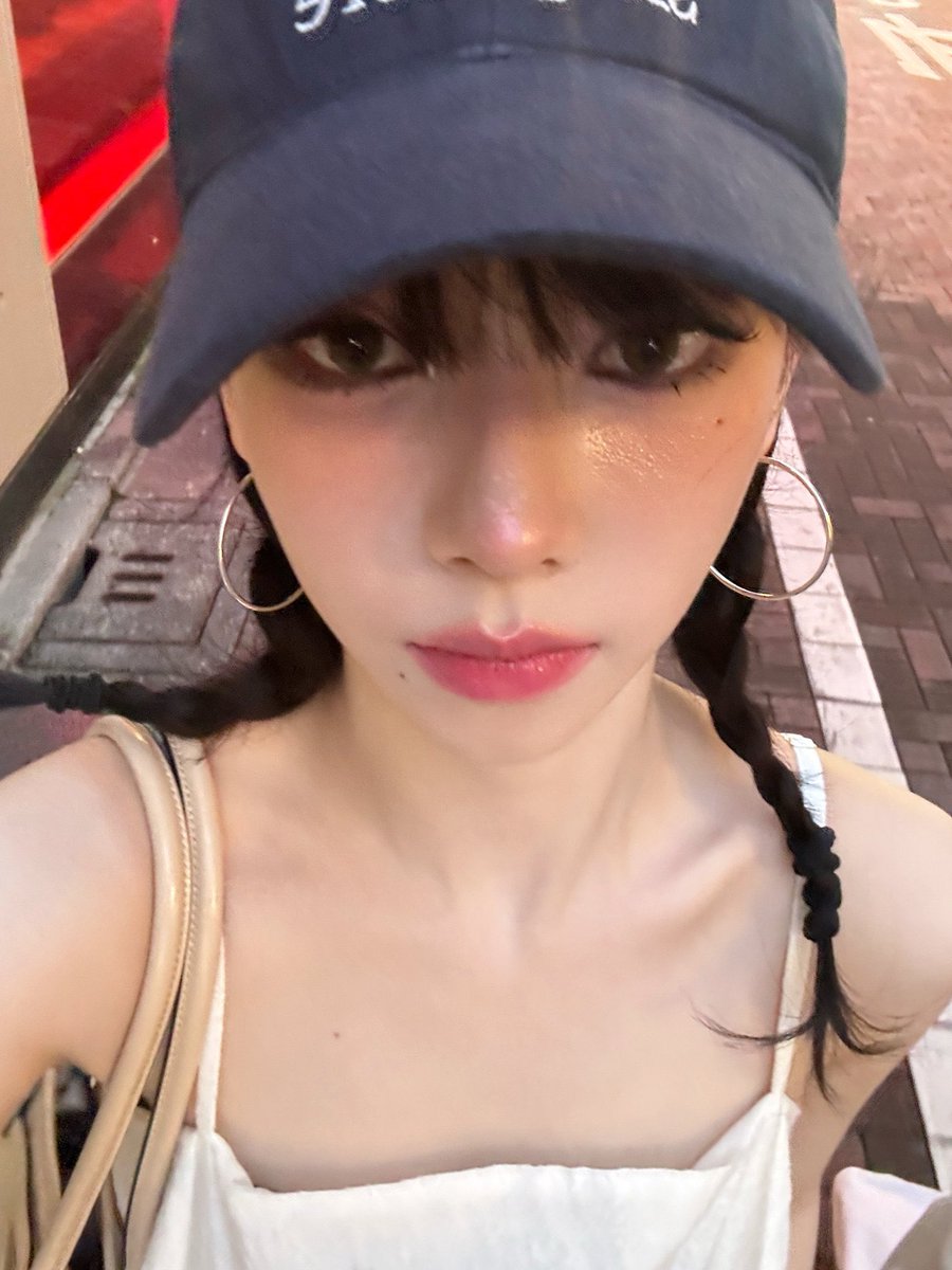 winrina_bbl's tweet photo. 💙💭 240722
[01:41am KST / 12:41am CST]

+3 pics

"The one I didnt post on Instagram, the one Instagram cropped, the one without the Instagram filter"

"💝"

"Oh.. Is it too raw"

"I suddenly want to take (the photos) back"

"No? You know I love you" https://t.co/EMCwWvpcZ7