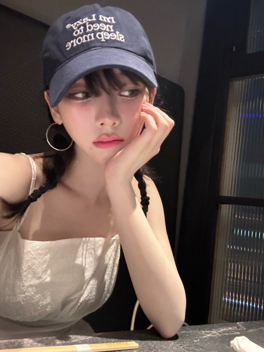 winrina_bbl's tweet photo. 💙💭 240722
[01:41am KST / 12:41am CST]

+3 pics

"The one I didnt post on Instagram, the one Instagram cropped, the one without the Instagram filter"

"💝"

"Oh.. Is it too raw"

"I suddenly want to take (the photos) back"

"No? You know I love you" https://t.co/EMCwWvpcZ7
