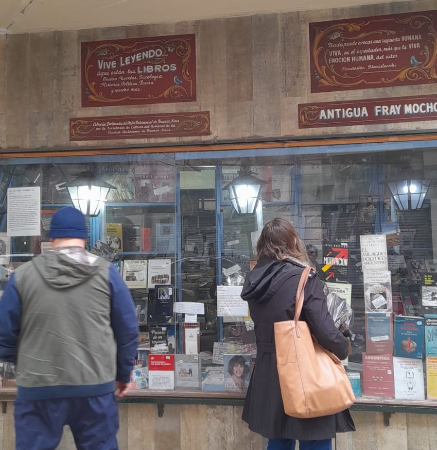 Graciela Moreno on X: "Cierra la histórica libreria Antigua Fray Mocho de Sarmiento 1832, casi Callao. Hoy liquida todos sus libros por $1000 hasta las 21 horas. Con más de medio siglo,