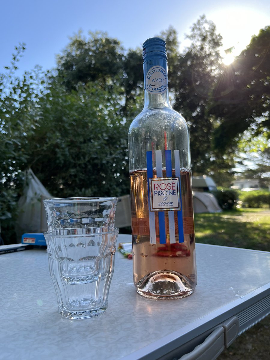 Wij doen nog even een rondje in het zwembad…

#vacances #vendee #vin #wijntweet