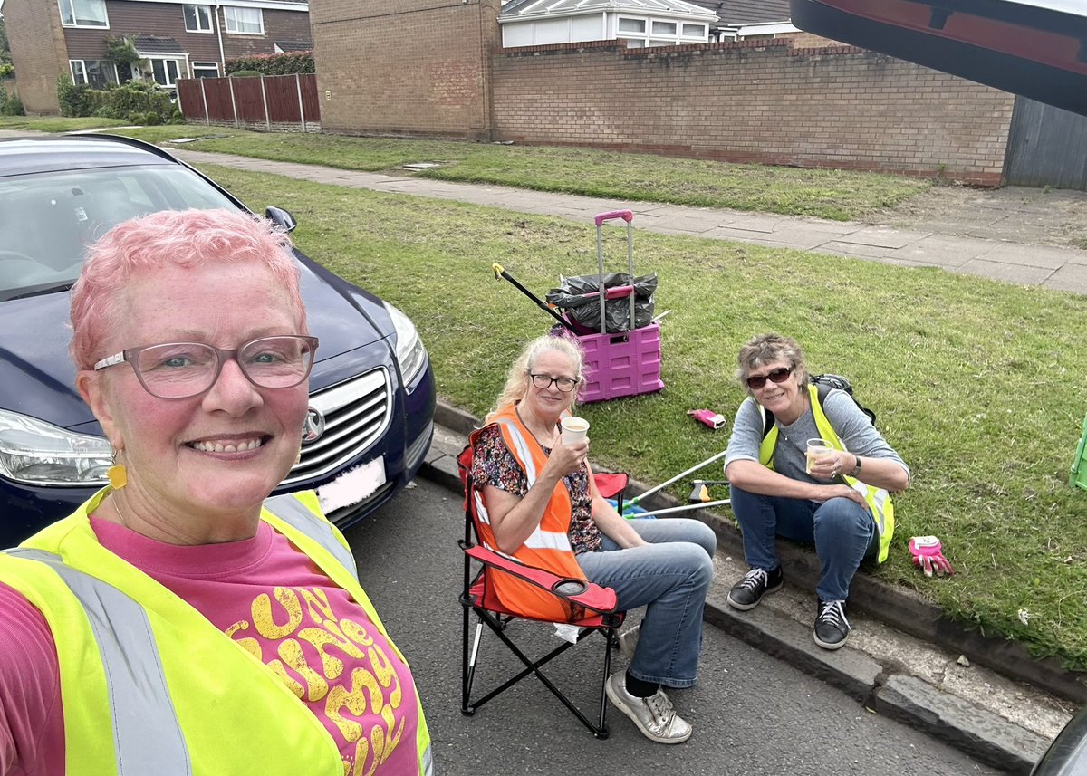 Kimbohud's tweet photo. Busy day with the lovely Kings Heath & Brandwood Litterpickers. We collected 15 bags & reported in quite a lot of fly tipping.
Then back to a bit of βgardeningβ ie hacking triffids back!
Was going to cook a salad but Mommy G wants a Chinese takeaway. #notarguing https://t.co/GJMYw8AyHV