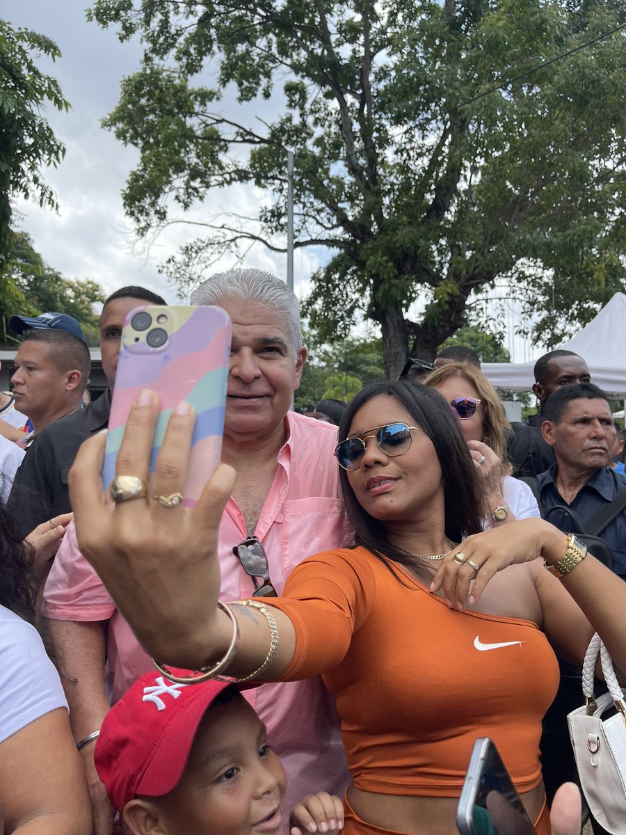 JuanCOrillac's tweet photo. Celebrando el #DiaDelNiño en el Parque Omar con miles de niños y sus familias, actividad organizada por el Despacho de la Primera Dama @mulinomaricel y el Alcalde @Mayer 
Participó el Pte @JoseRaulMulino quien hizo un recorrido y tuvo la oportunidad de compartir con los niñ@s https://t.co/vpbTi5RETP