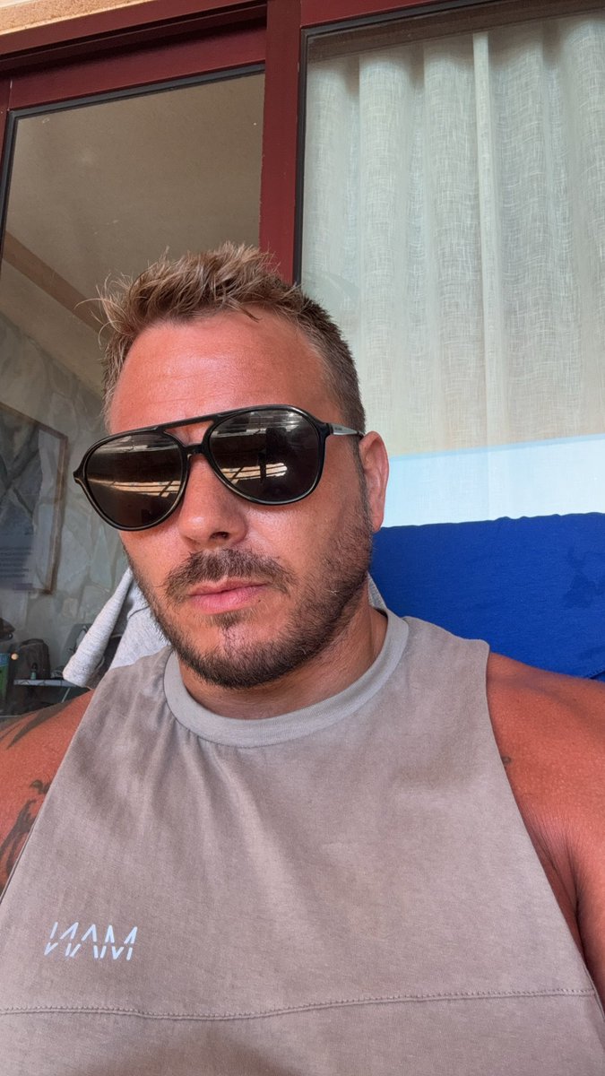 Dougs1086's tweet image. Too hot by the pool so retreated to the balcony! Featuring messy hair, bronze skin and shades! Happy holidays! 😎 

#holidays #scorching