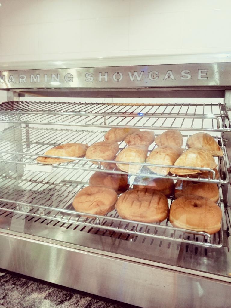 triplequeens001's tweet photo. Our bakers are very perfect and bake very delicious, we also bake,cakes, coconut bread,butter bread, chocolate bread, sadine Bread as well, you can count on us.. we located at Triple Queens Hotel 
 #trend #bread #cake #viral #asaba #MAGA #Pakistan #Beckysangels https://t.co/1TwBWMZFk1