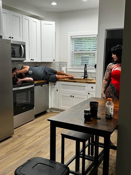 &ldquo;What do you do behind the scenes in photography?&rdquo;&nbsp;  Us- 📸 @pdbstudios https://t.co/9s3Y87XOFS<a href="/tag/workoutwednesday"class="tags"><span>#workoutwednesday</span></a>