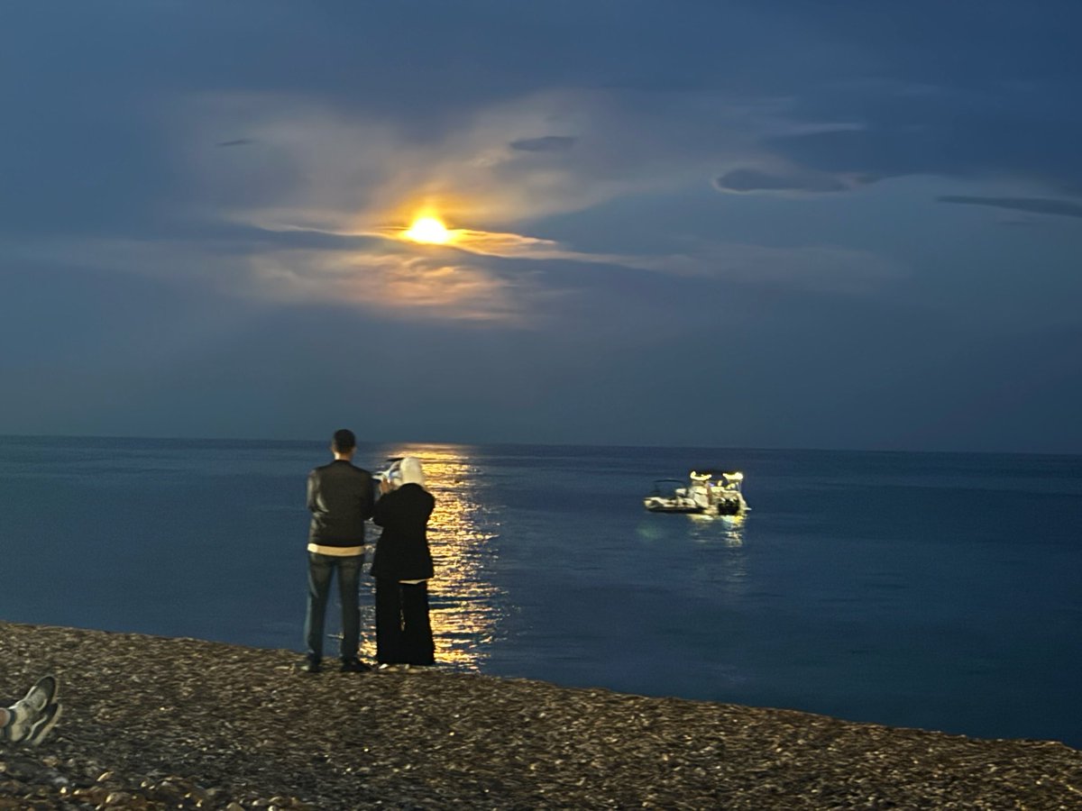Got quite a good shot of the moon whilst watching ⁦<a href="/underworldlive/">Underworld</a>⁩ on the beach in #brighton - if you are this couple who accidentally ended up in the pic, you’re welcome to have this