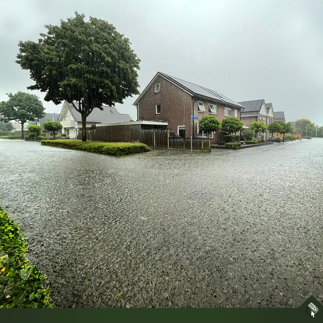 "Designstudio Dinkelzicht" 😱 

Allememaggies, wat een regen! Het blijft maar storten hier. Gelukkig wonen zijn nog redelijk hoog. Ik heb echt te doen met de mensen die op een lager punt wonen.

#nat #losser #regen #regenval #wateroverlast #designstudio #dinkelzicht #twente