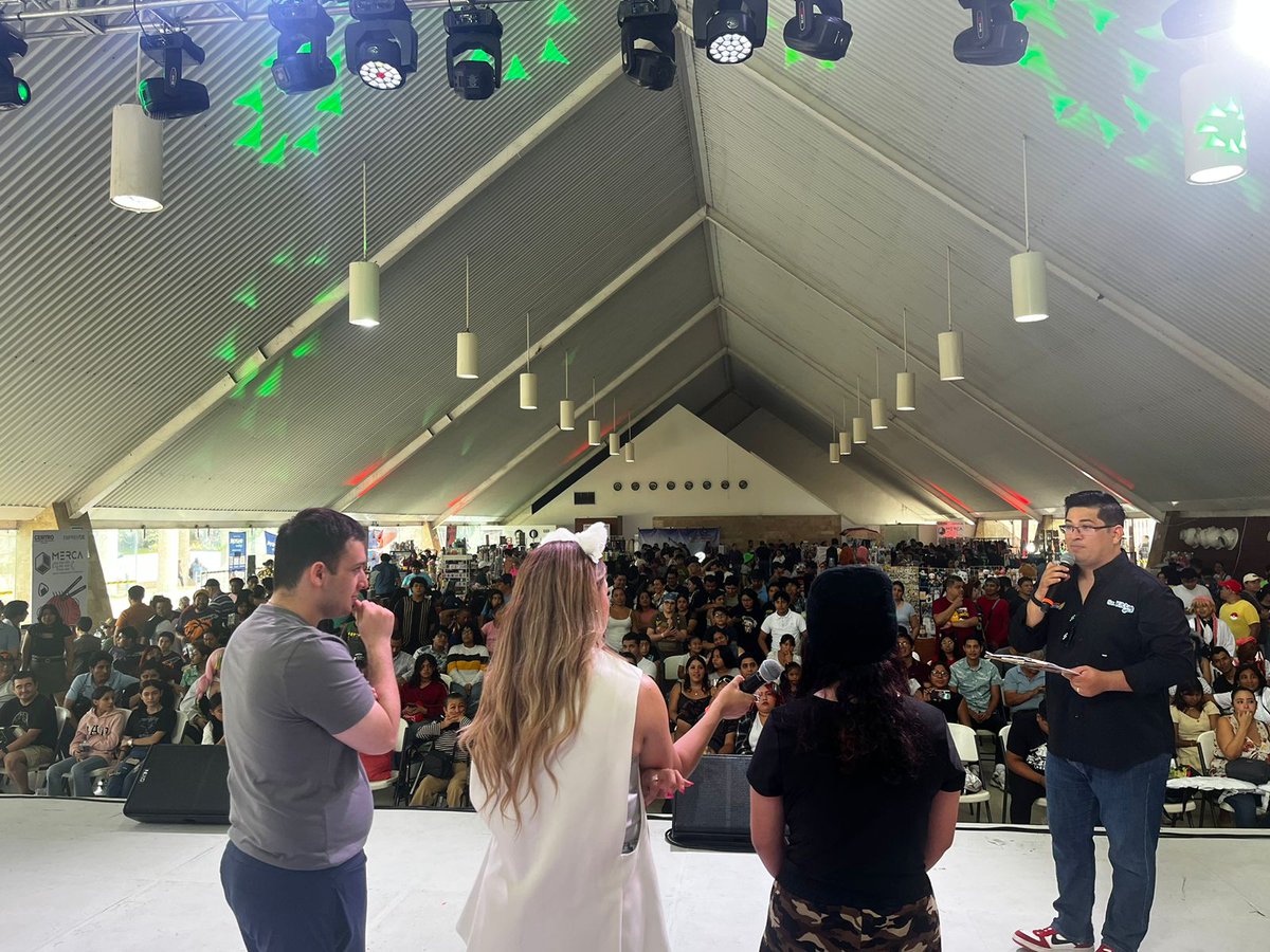 TVTenlinea's tweet photo. #AlMomento 🔴 Continúan las actividades del #MercaGeek, que se realiza en el Gran Salón #Villahermosa del Parque Tomás Garrido, organizado por el Ayuntamiento de @CentroInforma, a través de la Dirección de Fomento Económico y Turismo. https://t.co/dxSFiFGl1G