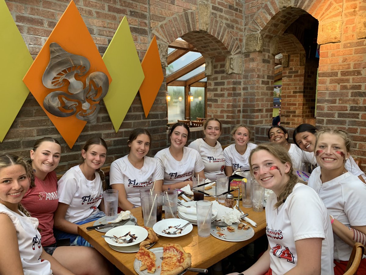 MiaAnderson1464's tweet photo. Last weekend with my baes. I love each and every one of these people. It’s been an amazing two years and I’ve had the best teammates and coaches ever! Love you guys 🫶 @FlamesCincy https://t.co/6wBcaVuUpA
