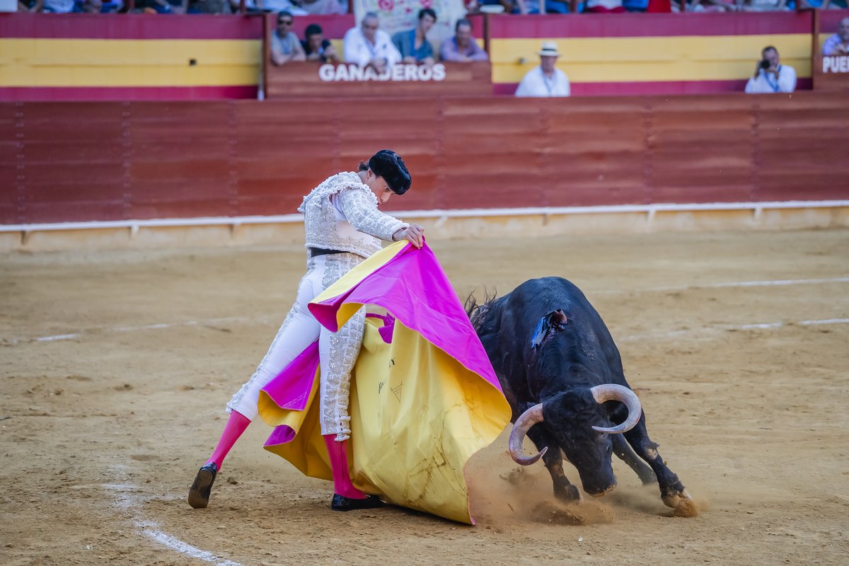 Emilio de Justo aprovechó al buen cuarto en tarde de poderío de Roca Rey y de firmeza de Jorge Martínez
El coso de Las Salinas vibró de nuevo en la segunda de la Feria de Santa Ana, en la que los tres espadas salieron a hombros por la puerta grande