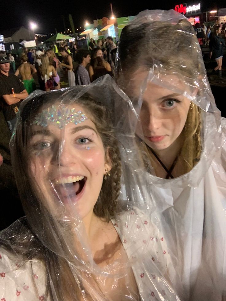 erastourmunich's tweet photo. WEATHER TIPS 

So far the forecast says it's going to rain both nights. Just to be safe you should have something like a raincape or big plastic bag with you just in case, since umbrellas are forbidden and wardrobe can be pretty expensive for anything else. https://t.co/p1aXwmpN8W