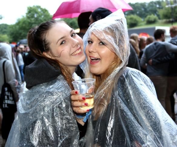 erastourmunich's tweet photo. TIP 

Emergency rain capes are available in many stores. They're cheap, really don't take up much space and you can literally forget them in your bag until it actually starts to rain. They're often transparent, so your outfit will still show ;)

Trashbags are a good alternative. https://t.co/71BSRvlfXe