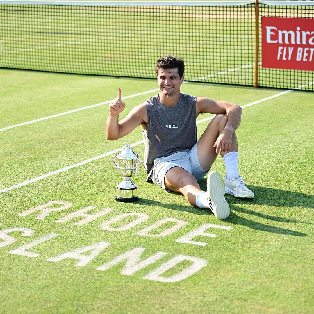 Jeu_Set_EtMatch's tweet image. Marcos Giron (n°46) 🇺🇸 s&apos;impose au #InfosysHallOfFameOpen de Newport !

Tête de série n°2, il a battu Alex Michelsen (n°61) 🇺🇸, tête de série n°3, en trois sets 6-7 (4), 6-3, 7-5.

À 30 ans, c&apos;est là son tout premier trophée 🏆 sur le circuit #ATPTour.

📸 : @TennisHalloFame