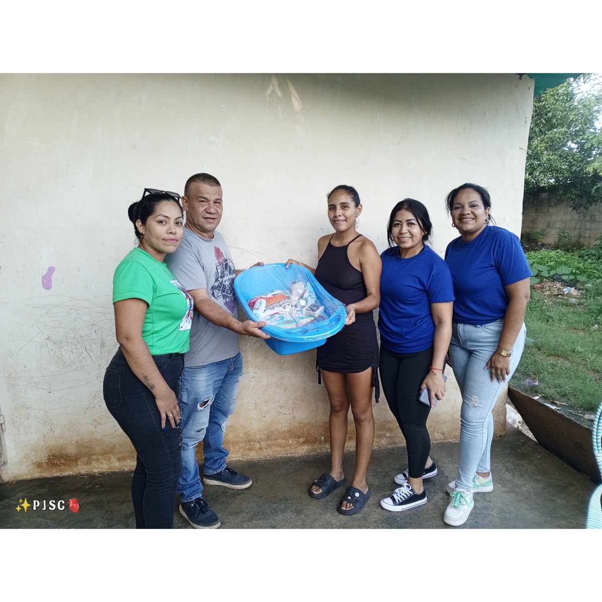 #21Jul// Gracias a las gestiones de nuestro leg. y líder, Yesy Martínez, se llevó a cabo la entrega de canastilla en el sector La Manga, a través de Marvis Castellano. Este esfuerzo forma parte de nuestras labores sociales que distinguen al #PartidoUnt.