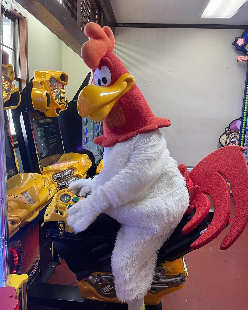 CharringAuh5's tweet photo. nder the costume! 😁 #sixflags #sixflagsgreatadventure #looneytunes #foghornleghorn #porkypig #charactercostumes #themeparks #themepark #rollercoaster #rollercoastersofinstagram #funnj #explorenj #summervibes
@ jon https://t.co/JmHHkt37L0