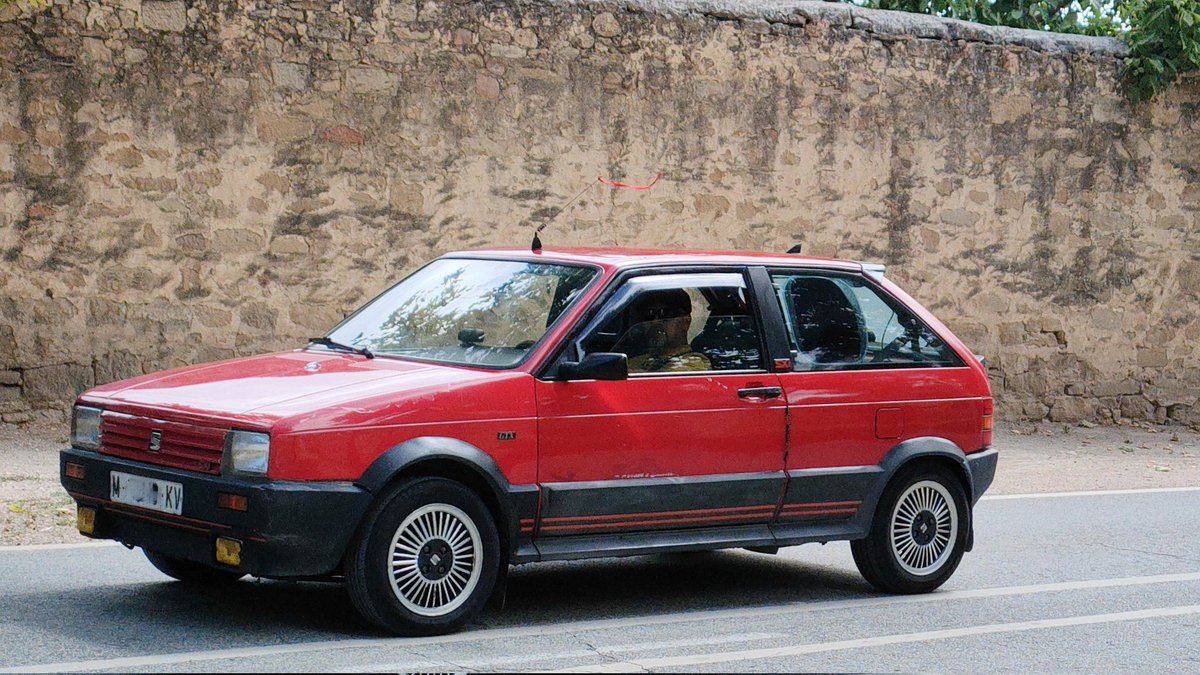 JouMike's tweet image. Seat Ibiza SXI cruzando Olite 
#SeatIbiza #streetart
