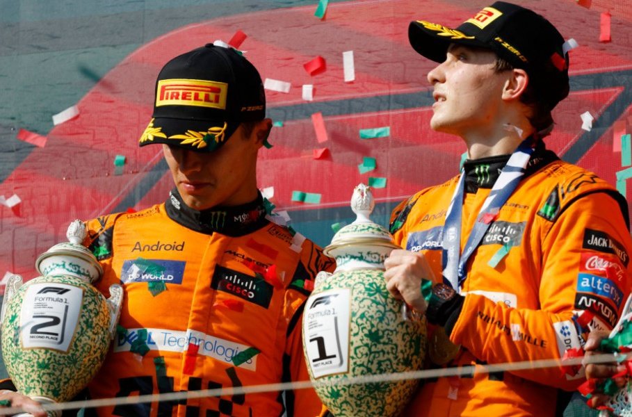 #McLaren mancha de forma intrusiva e innecesaria una victoria "de punta a punta" de #Piastri. ¿Es casual? No.

El undercut del que cobra 20 millones al que gana 6 para no quedar mal ya es habitual pero querían hacer sentir a Óscar que les debe un favor. Y no. Ese favor no existe.