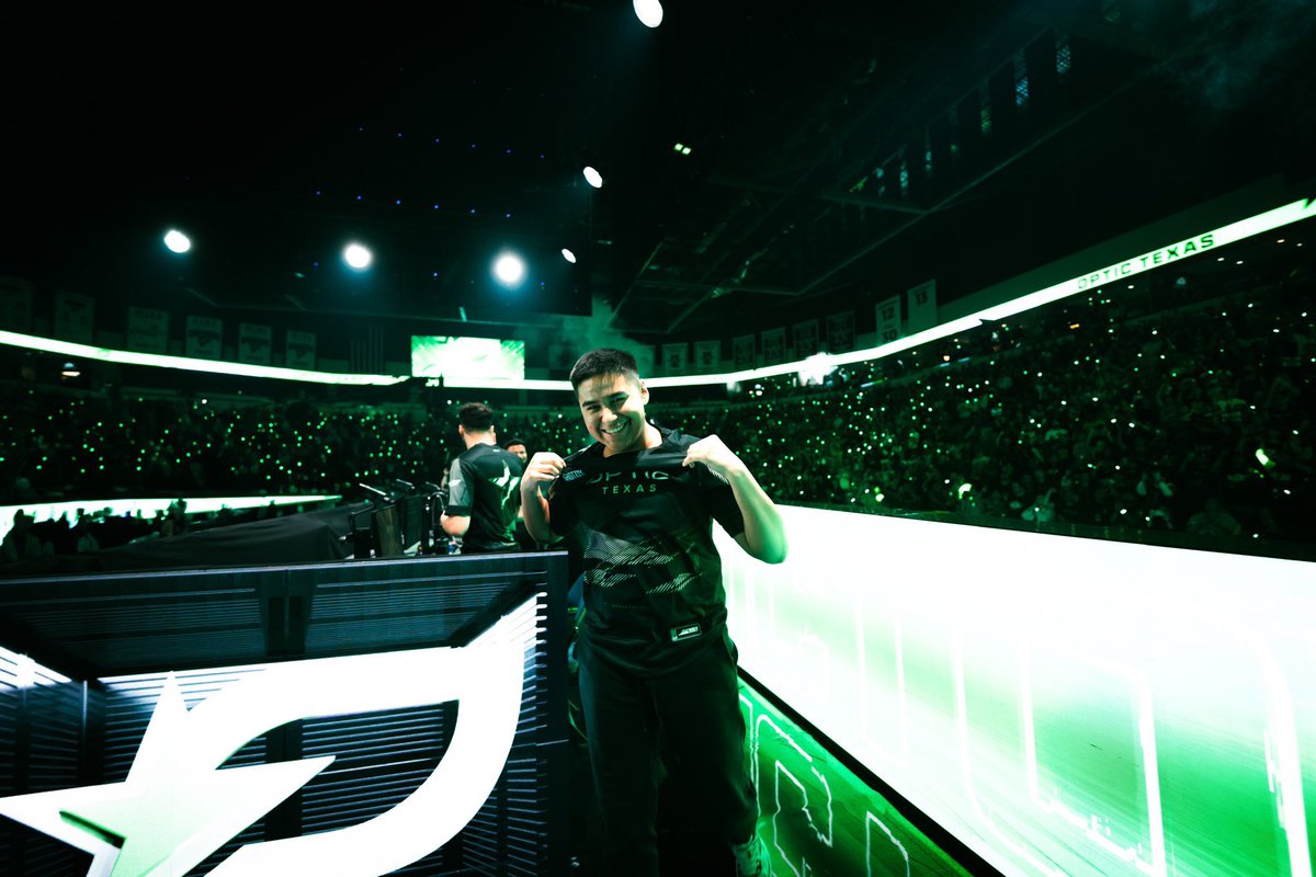 — 2x WORLD CHAMPION
— 7x Champion
— 2020 Season MVP
— 2x Tournament MVP
— 2020 Rookie of the Year 

— 1x Halo World Champion

Certified superstar. ⭐️