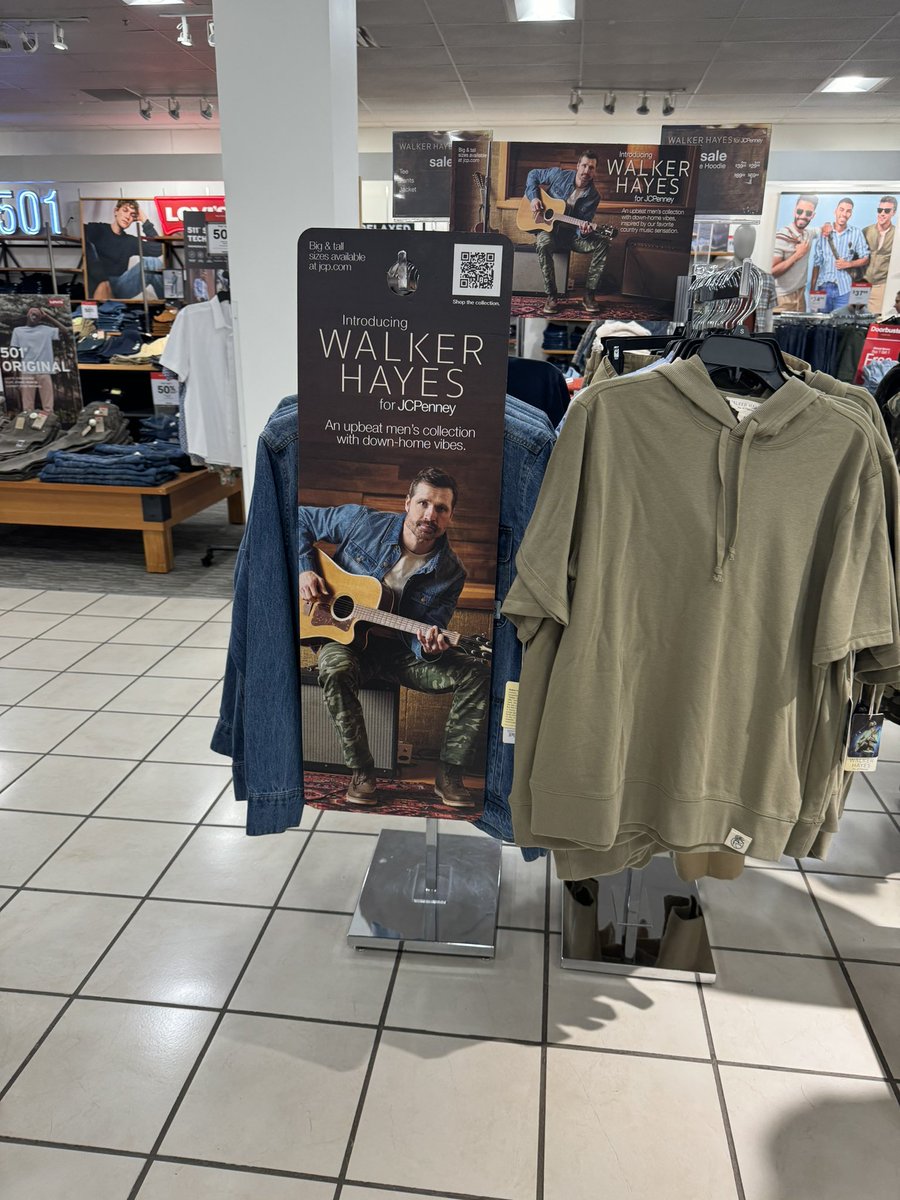 imthatgirlfay's tweet photo. Look who I saw while at JCPenny today @walkerhayes miss you!!!! https://t.co/gAZpaglT44