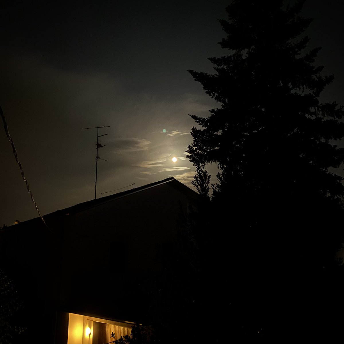 dramagvrl's tweet photo. Ehy Luna,
mi regali una storia d’amore
per il mio ultimo anno adolescenziale? 
🌕🤍 https://t.co/Gb5Y0Ym7cG