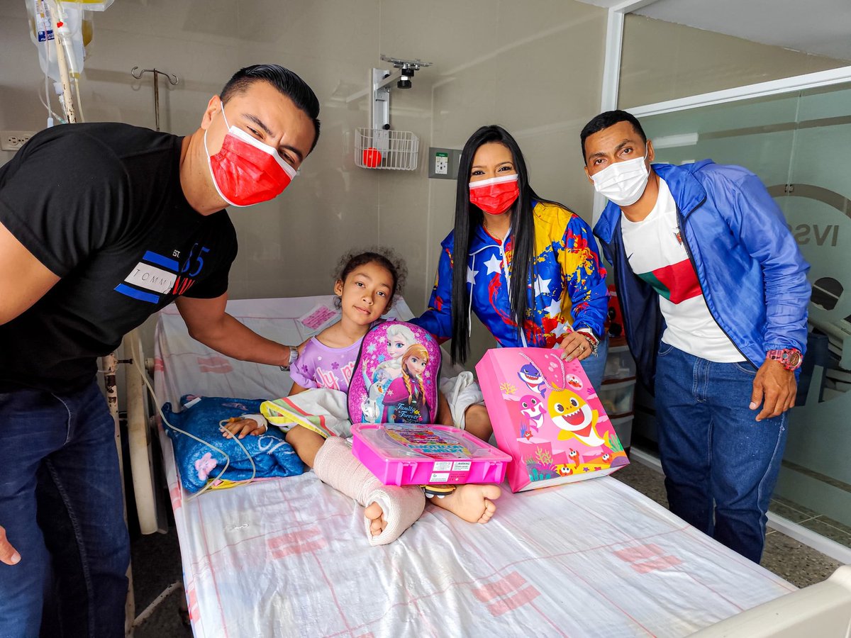 IVSS_HPOR's tweet photo. En celebración del día del niño y gracias al presidente @NicolasMaduro, la ministra @MagaGutierrezV, se hace entrega de juguetes a los más pequeños del hospital, en compañía de la Diputada Ginkellys Gutiérrez #PorUnSeguroMásSocial @MinSaludVE @Somosivss @Ginkellys https://t.co/vcPfH5MKg9